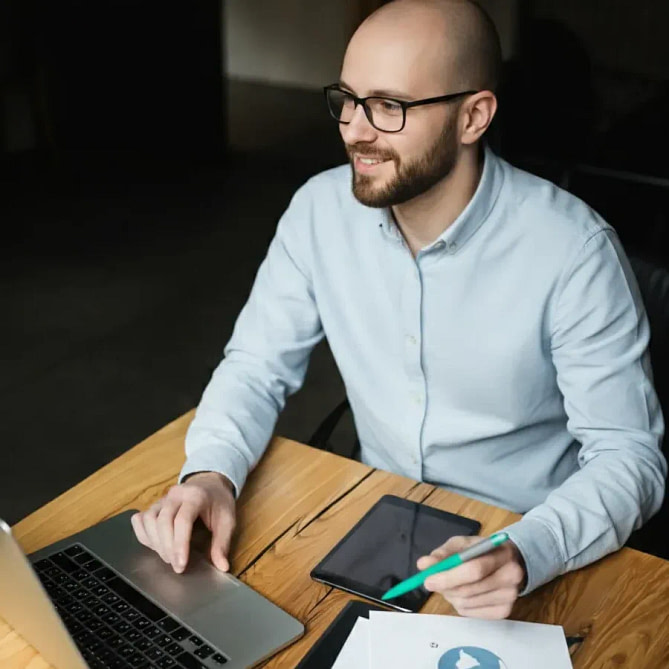 Consulente SEO al computer con documenti.